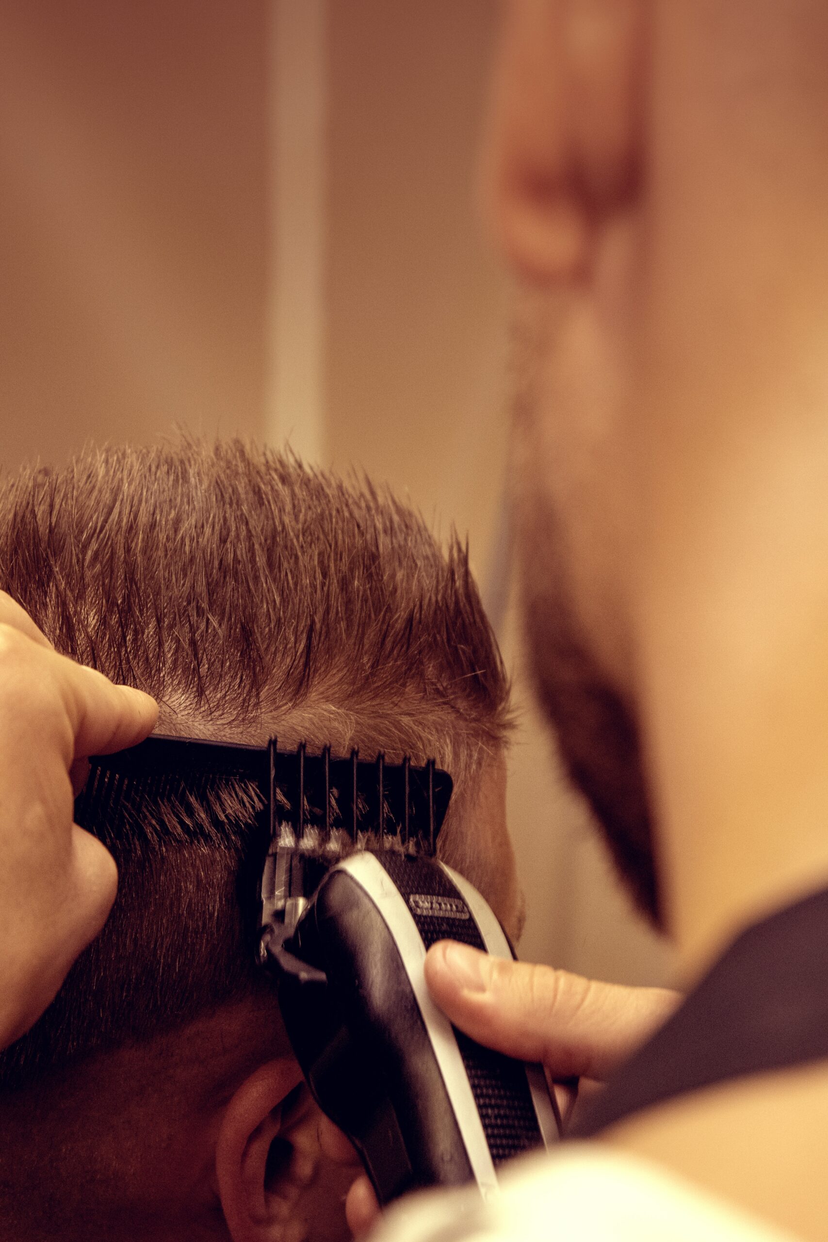 Homme se faisant couper les cheveux