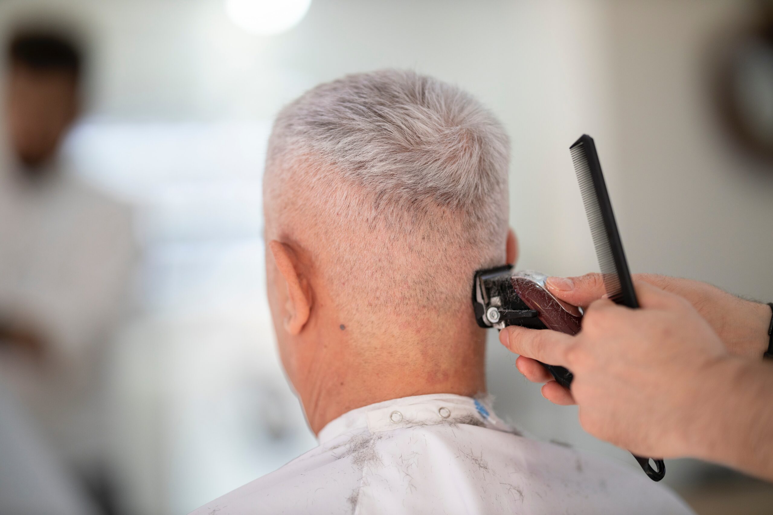 Homme se faisant couper les cheveux