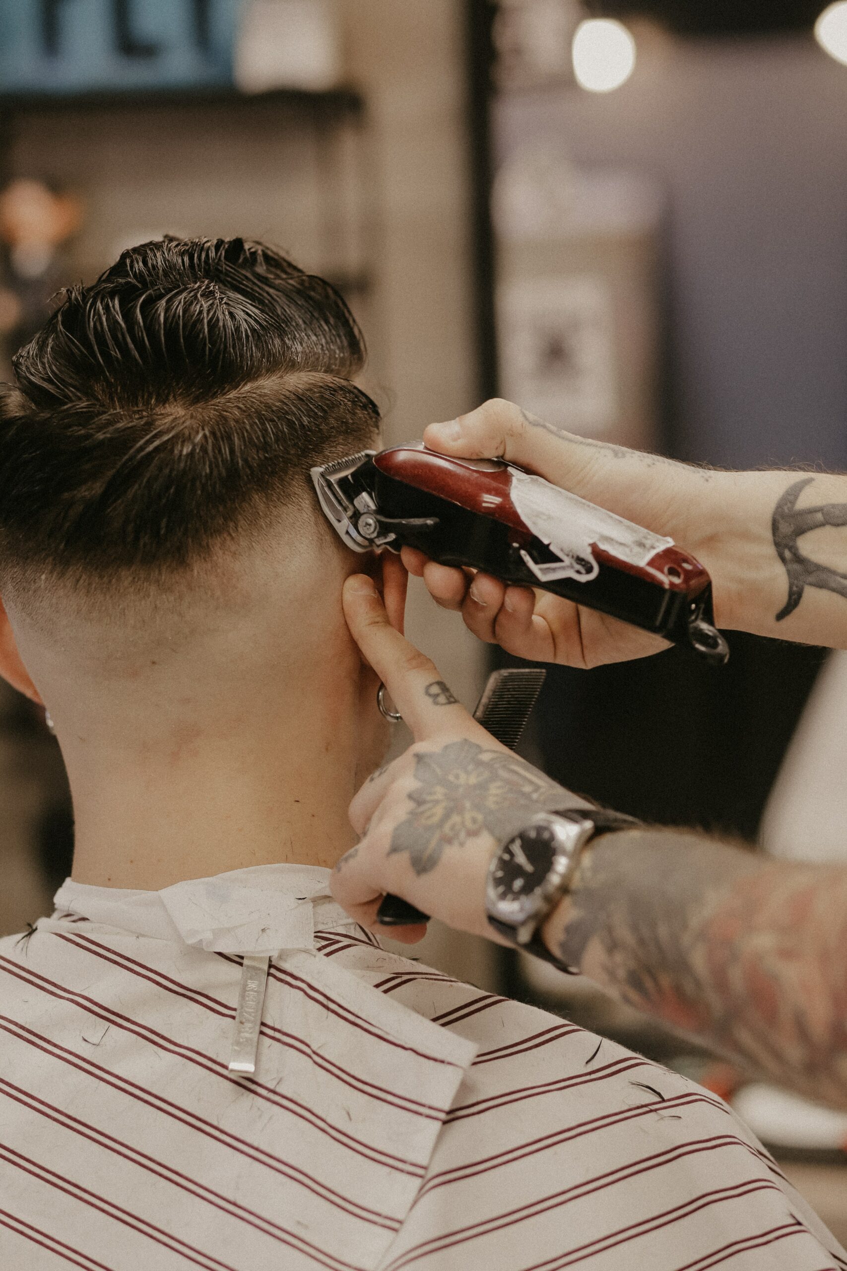 Homme se faisant couper les cheveux