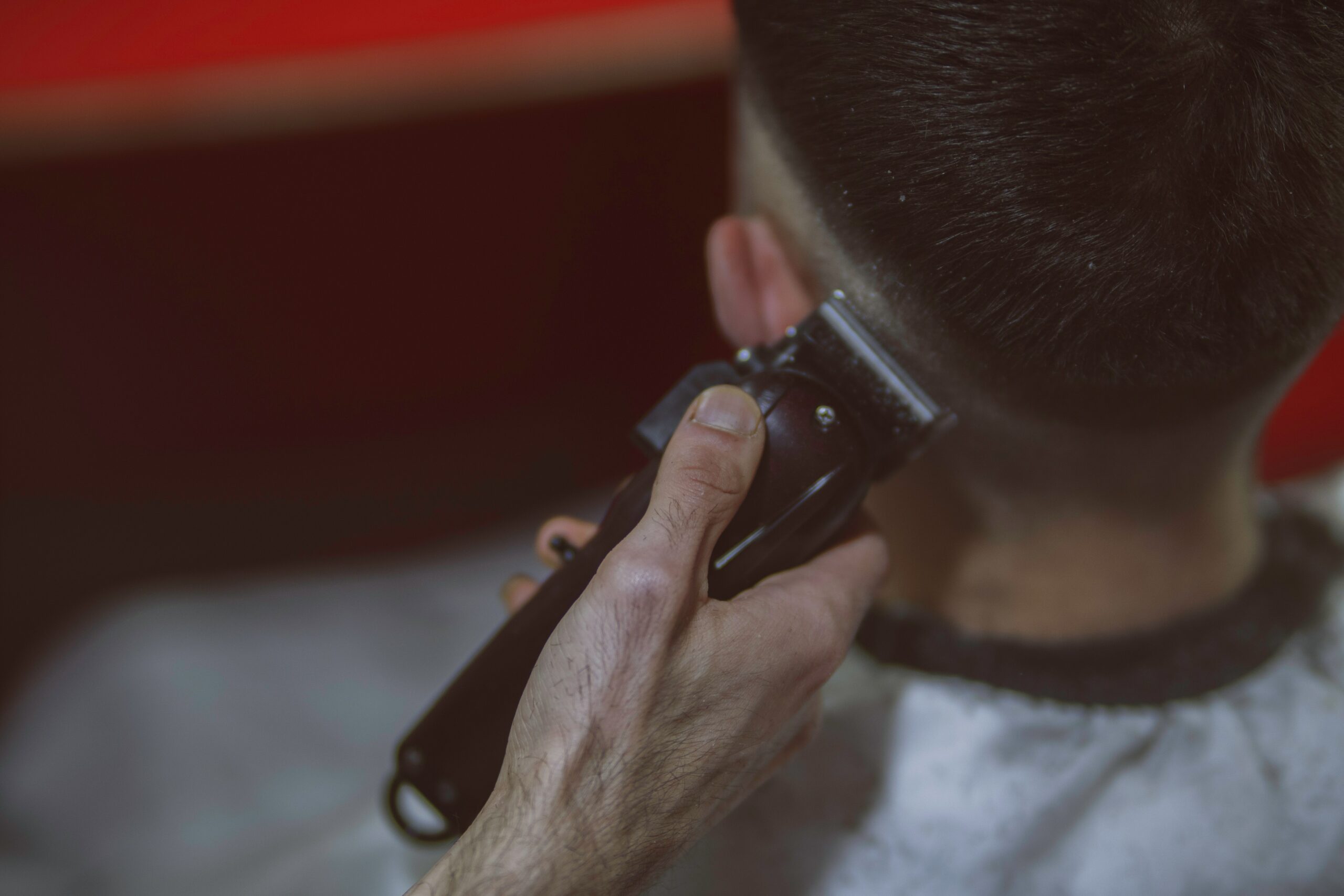 Homme se faisant couper les cheveux
