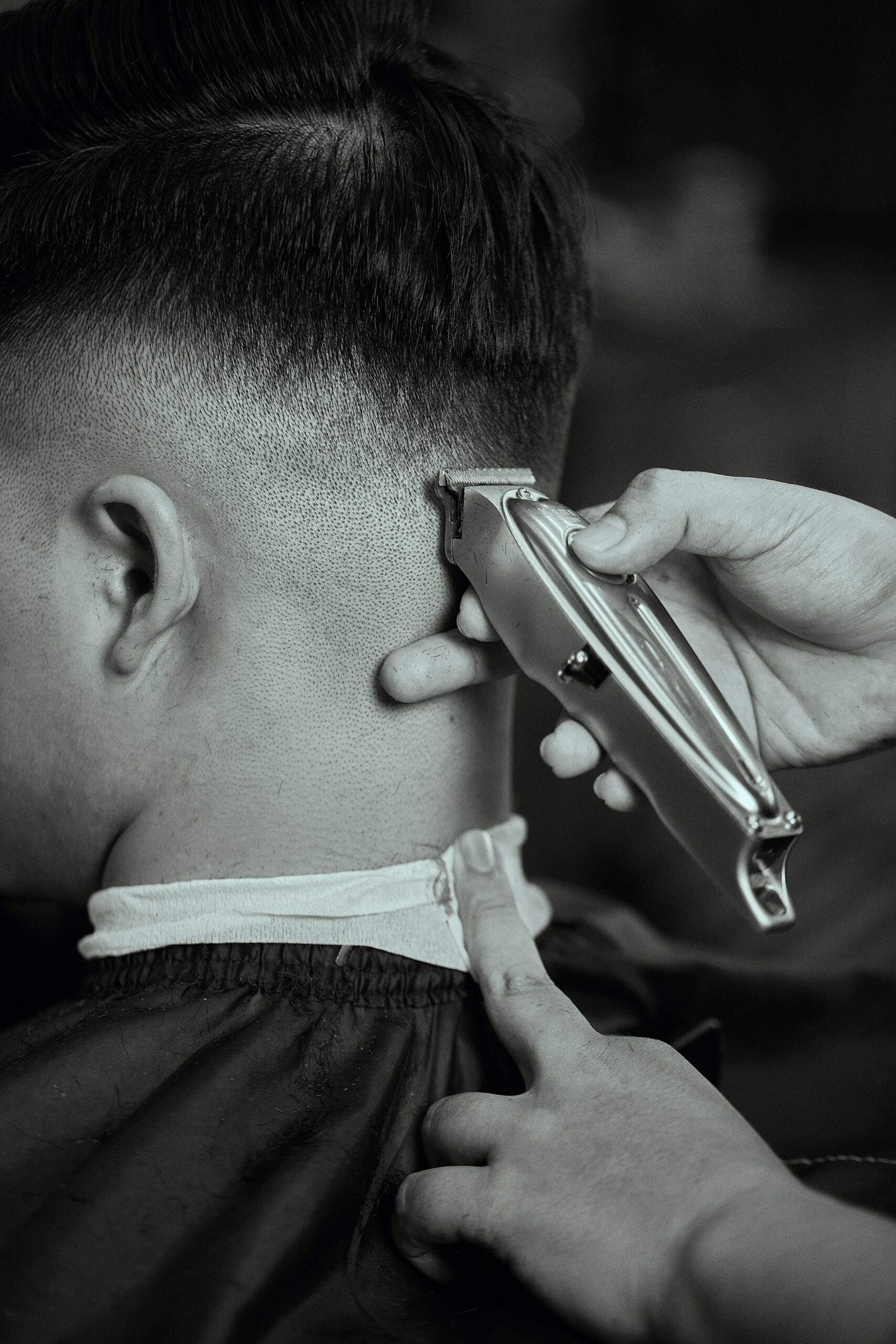 Homme se faisant couper les cheveux